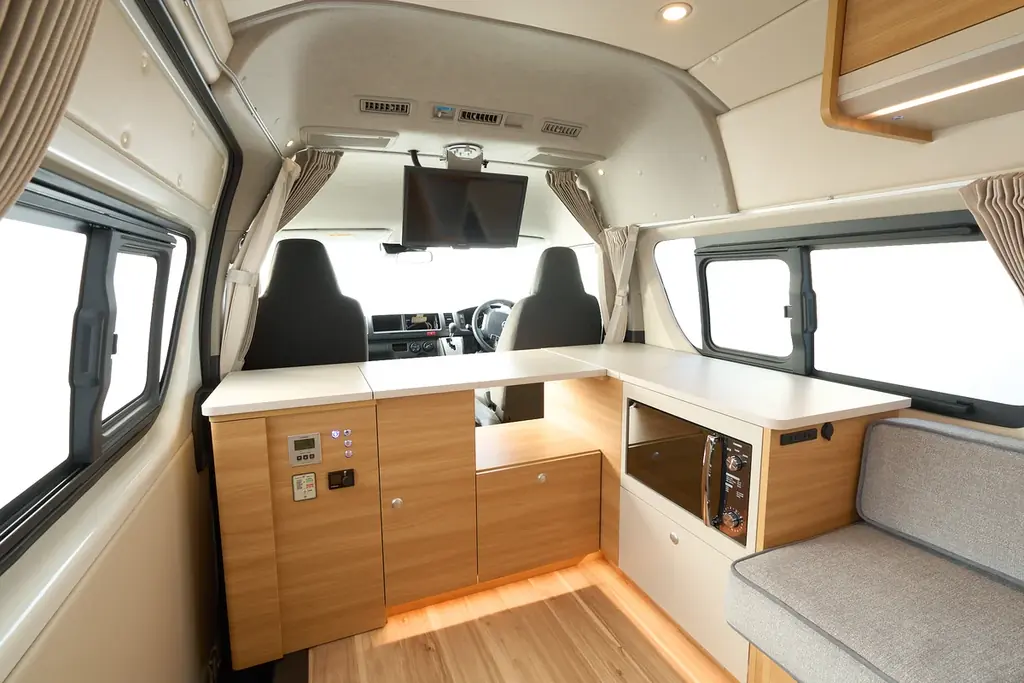 北海道発ソファブランド「blocco」と初コラボ。キャンピングカーで上質な“くつろぎ”を車内に　RVランド 画像 9