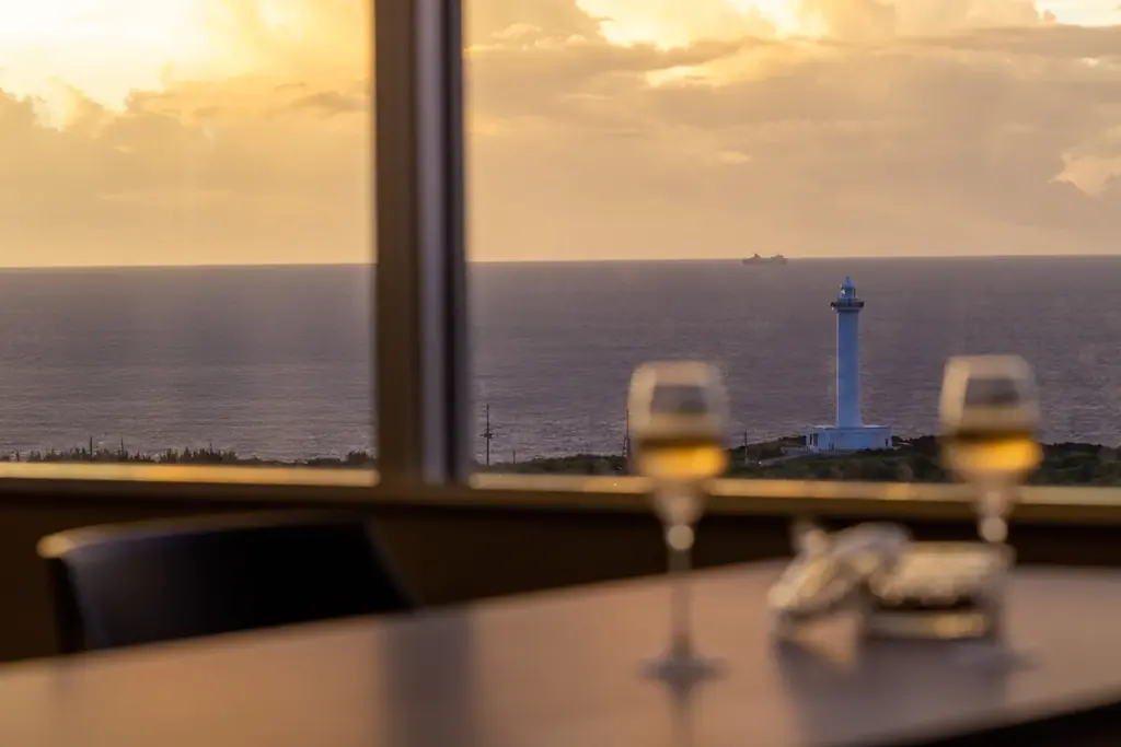 沖縄の海と夕陽を望む「Executive Lounge」で味わうチョコレートスイーツや、客室で楽しむシャンパン付きプランなど、大人のバレンタインステイを提案。【グランドメルキュール沖縄残波岬リゾート】 画像 2