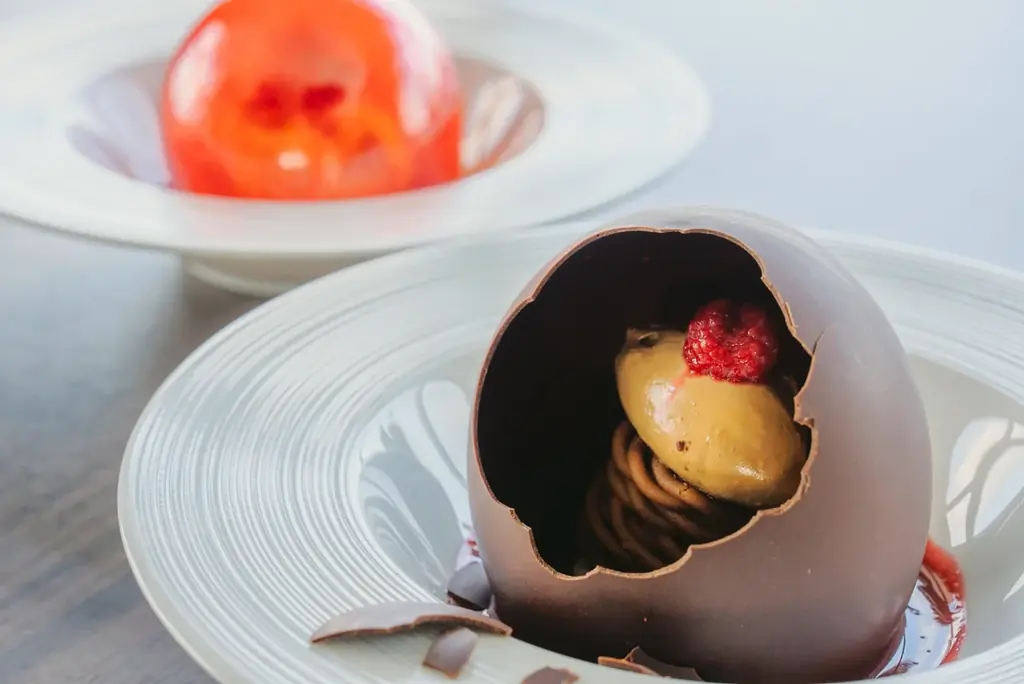 沖縄の海と夕陽を望む「Executive Lounge」で味わうチョコレートスイーツや、客室で楽しむシャンパン付きプランなど、大人のバレンタインステイを提案。【グランドメルキュール沖縄残波岬リゾート】 画像 3