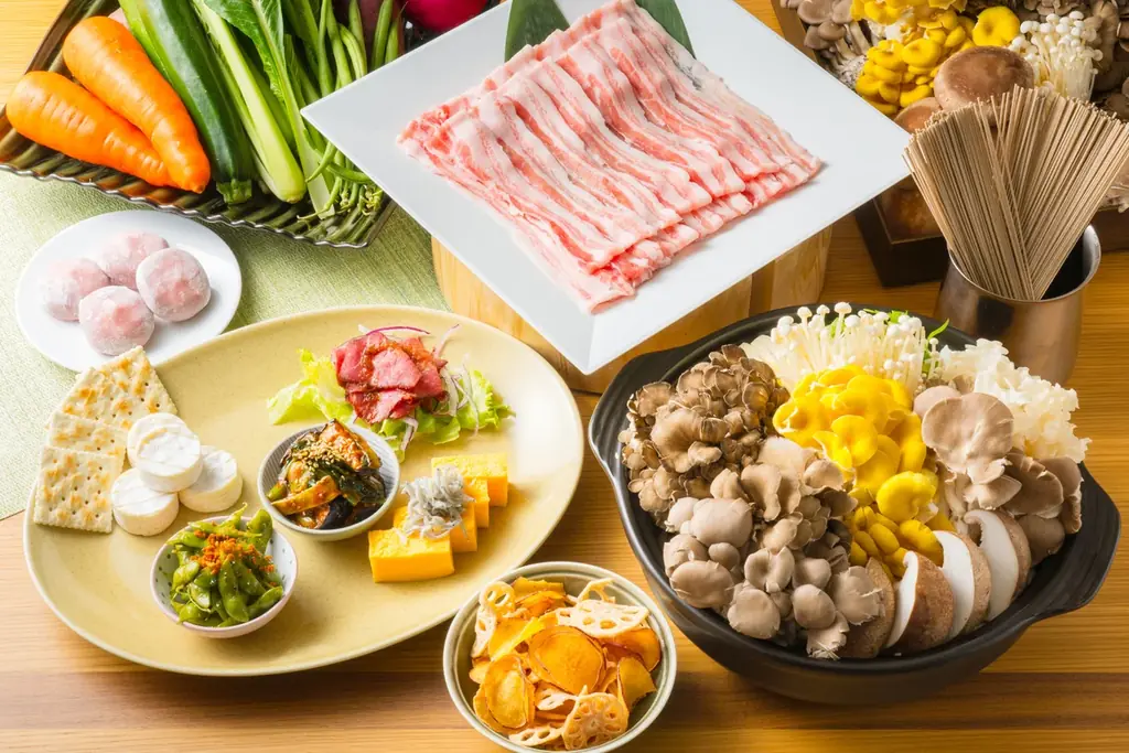 〈冬の澄んだ空気の中、熱々の鍋を暖房完備のプライベートデッキで味わう〉茨城のブランド豚「常陸の輝き」・ブランド鶏「つくば鶏」×地元農園きのこ贅沢鍋フルコースプランが登場 画像 4