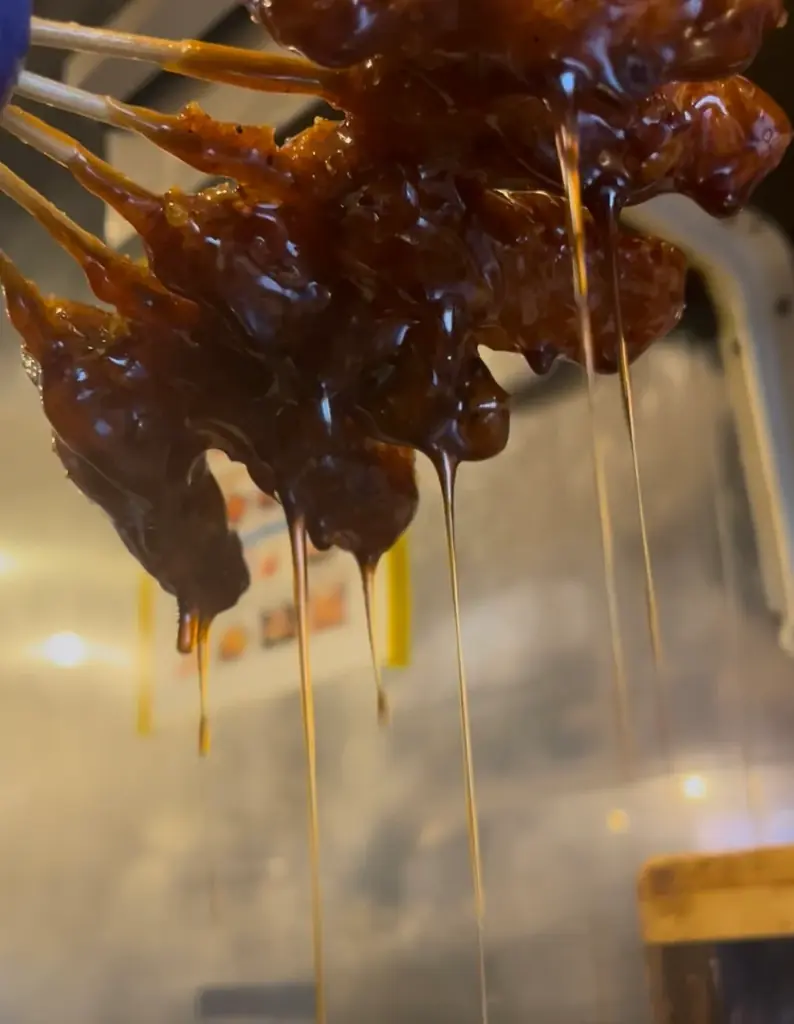 【元祖やきとり家 美濃路】衝撃の1本53円！ニンニクみそ×スパイスの魔力で箸が止まらない…待望の新名物「とまホル串」が本日より全店で販売開始！ 画像 2