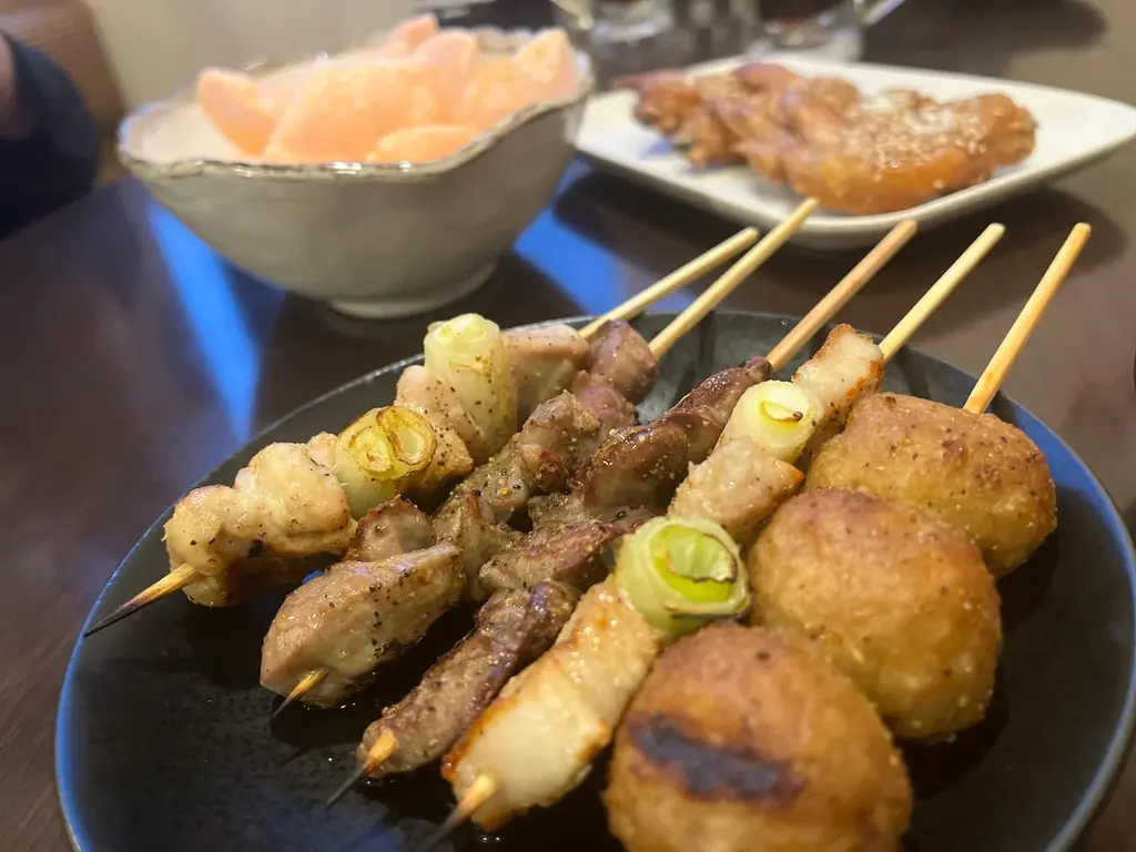 【元祖やきとり家 美濃路】衝撃の1本53円！ニンニクみそ×スパイスの魔力で箸が止まらない…待望の新名物「とまホル串」が本日より全店で販売開始！ 画像 5