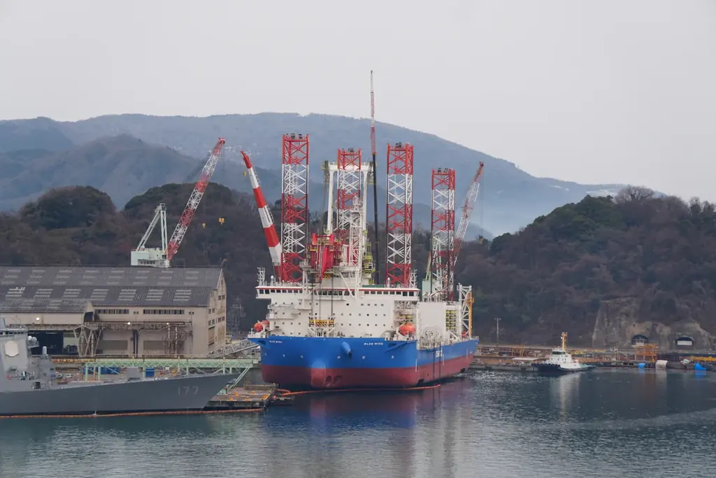 世界最大級SEP船 BLUE WINDが舞鶴で定期整備開始