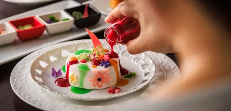 【箱根仙石原プリンスホテル×箱根ラリック美術館企画展コラボ企画】香水瓶や“かわいい”文化に着想を得て「食べられるアート」を制作できる「ハレの日を彩るメモリアルケーキ～春の食べられるアート体験～」を開催 画像 2