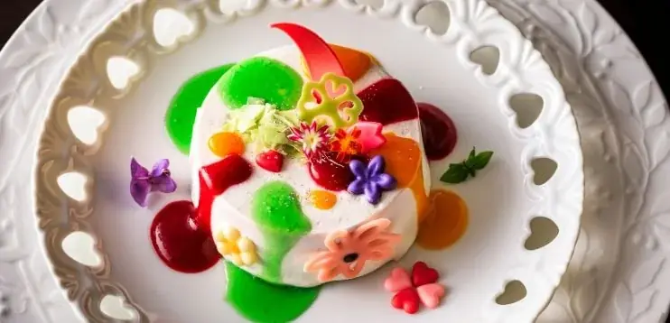 【箱根仙石原プリンスホテル×箱根ラリック美術館企画展コラボ企画】香水瓶や“かわいい”文化に着想を得て「食べられるアート」を制作できる「ハレの日を彩るメモリアルケーキ～春の食べられるアート体験～」を開催 画像 3