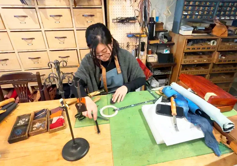 野生獣革を、猫にやさしい首輪へ。猫の爪とぎ専門店カリカリーナが、地元・館山市の革工房とコラボレーション 画像 3