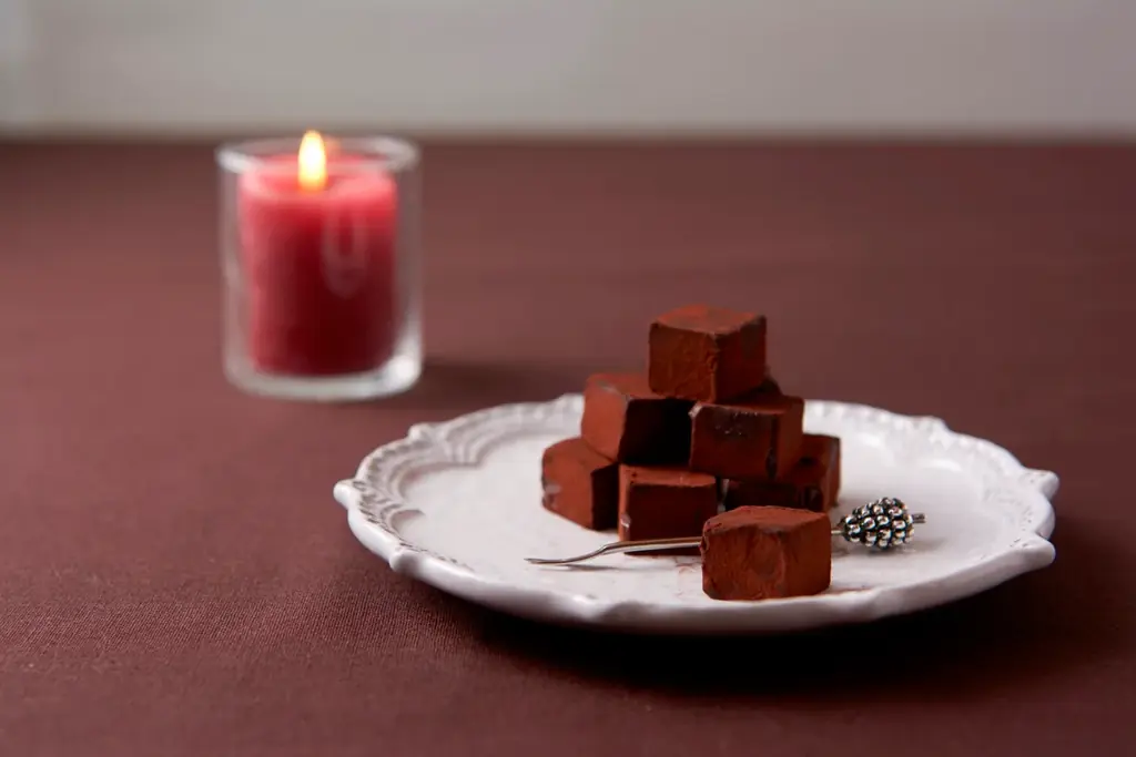 【こだわりの練り込み製法】鎌倉ウィッチのバレンタイン。3種のチョコレートに茶葉の芳醇な香りを閉じ込めた『生チョコレート・アールグレイ』登場 画像 1