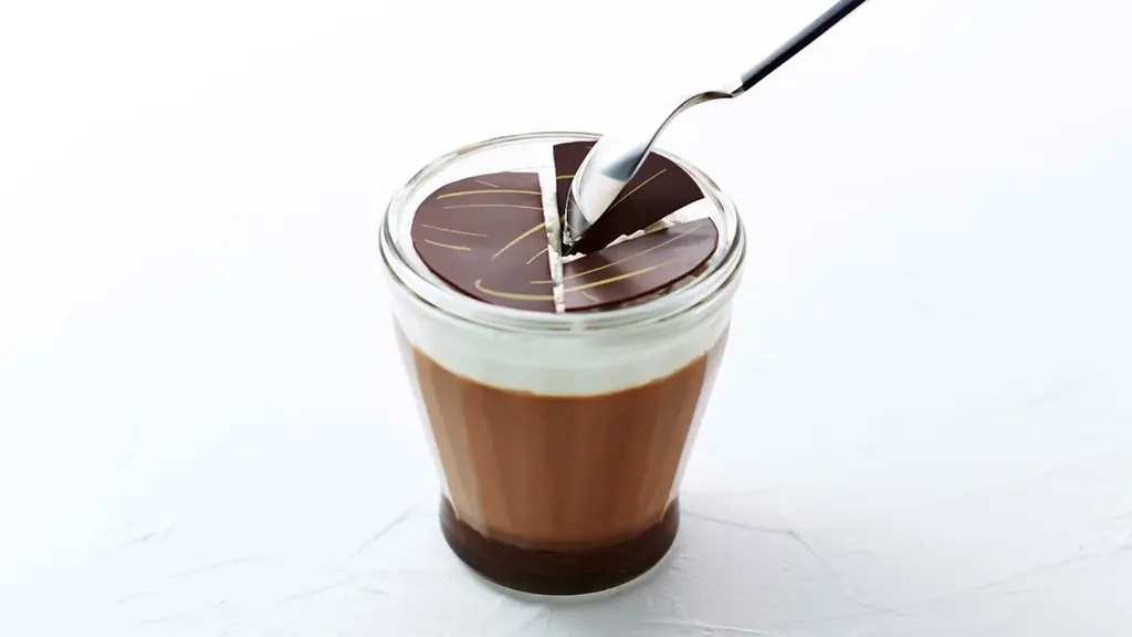 ４層で仕立てたこだわりの食感。期間限定 濃厚チョコレートスイーツを販売 画像 1