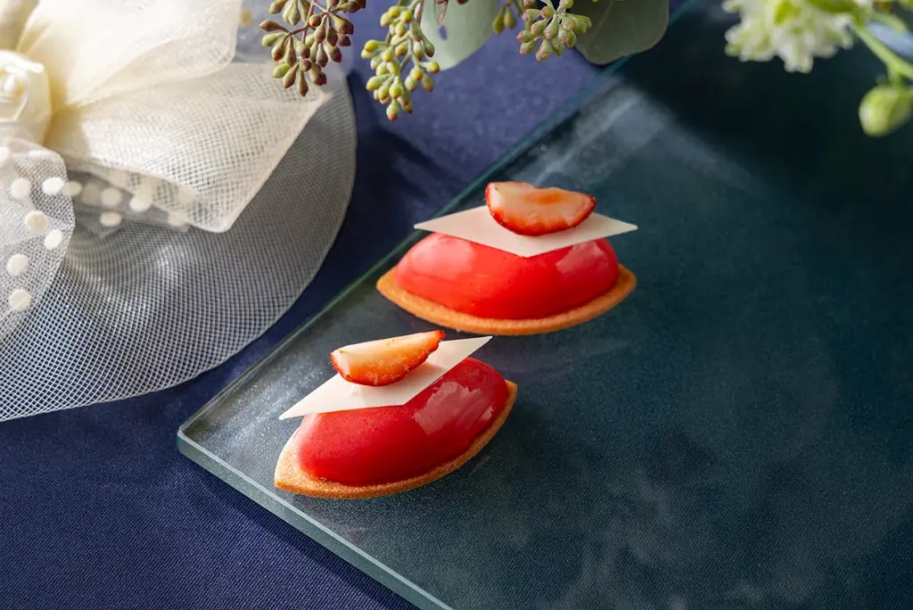 コンラッド東京、2026年3月1日（日）より「桜ストロベリーアフタヌーンティー with ロンジン」を開催 画像 3