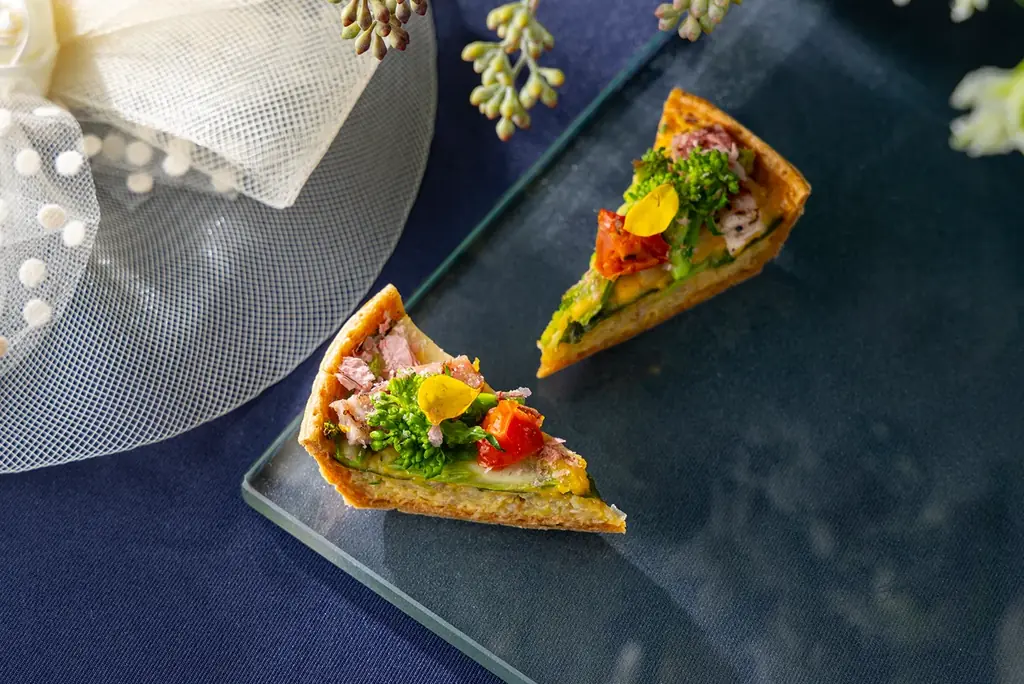 コンラッド東京、2026年3月1日（日）より「桜ストロベリーアフタヌーンティー with ロンジン」を開催 画像 9