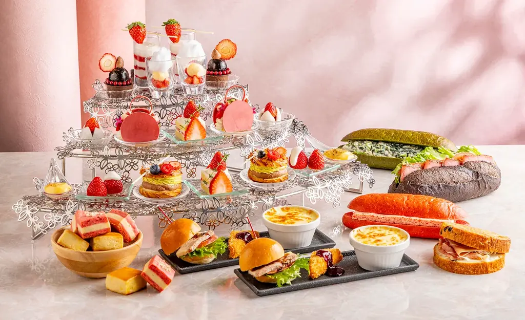 【ヒルトン東京お台場】春を彩る、いちごスイーツの優雅なひととき　「ストロベリーアフタヌーンティー」が登場 画像 1