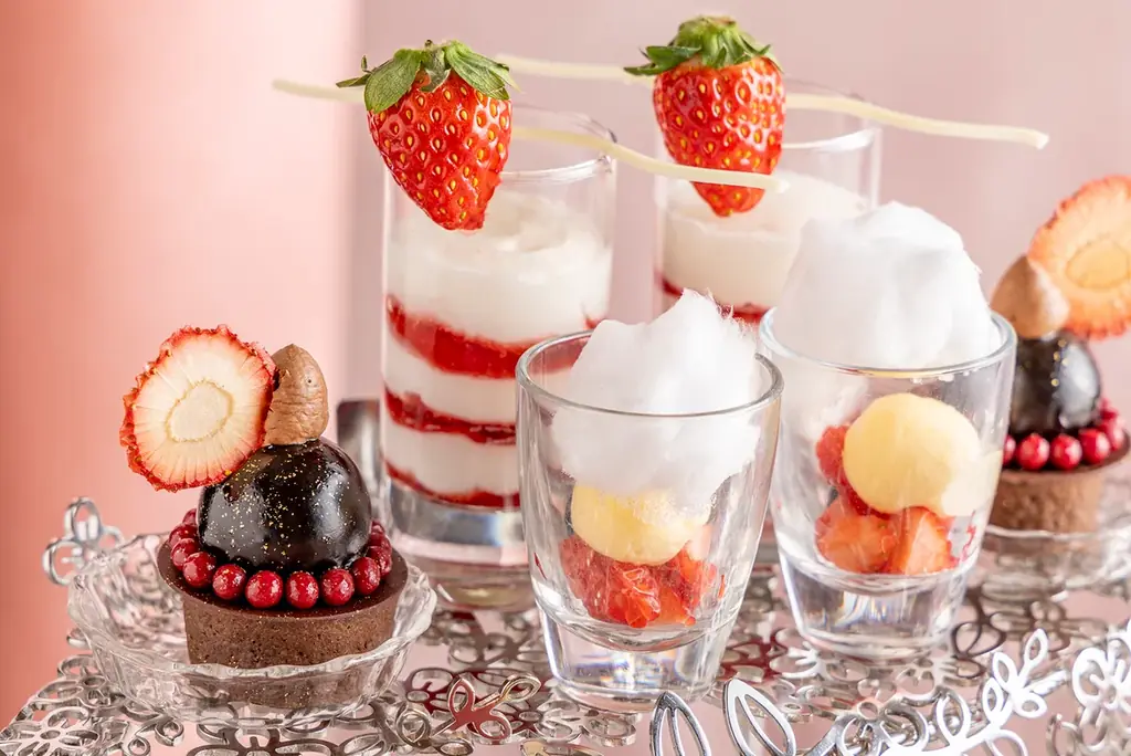 【ヒルトン東京お台場】春を彩る、いちごスイーツの優雅なひととき　「ストロベリーアフタヌーンティー」が登場 画像 2