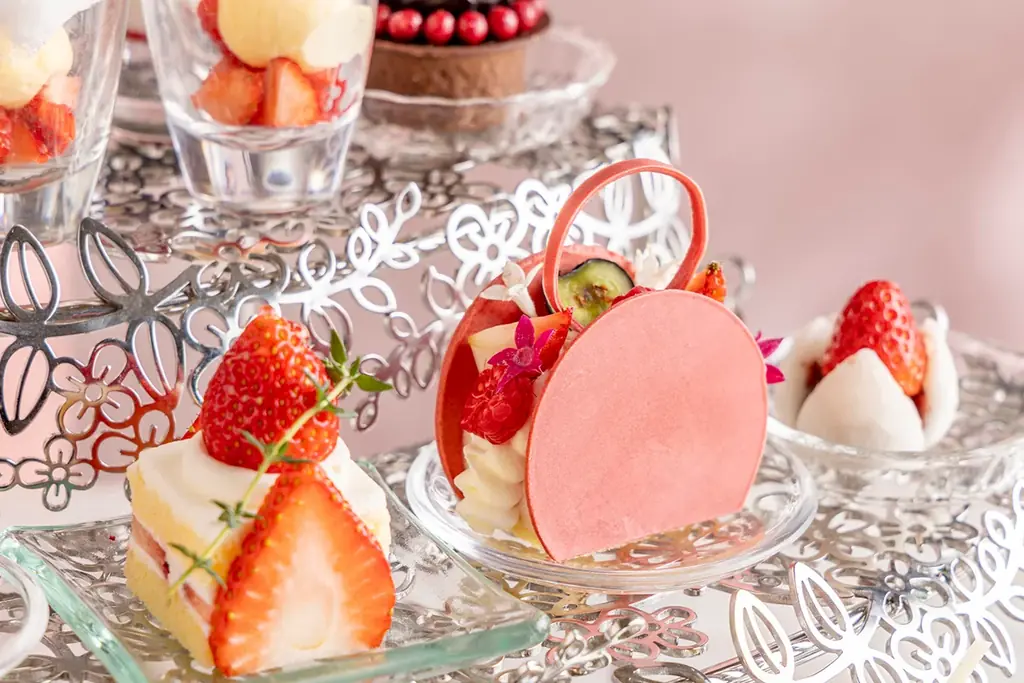 【ヒルトン東京お台場】春を彩る、いちごスイーツの優雅なひととき　「ストロベリーアフタヌーンティー」が登場 画像 3