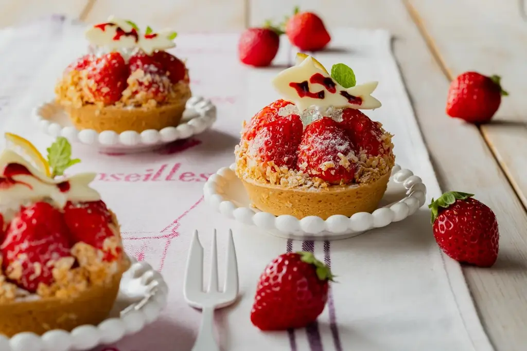 【ホテルグランヴィア広島】いちごの王様「あまおう」と広島レモンを使用した高校生考案ケーキ「鯉恋チーズタルト」広島の象徴「鯉」と甘酸っぱい「恋」が融合！ 画像 1