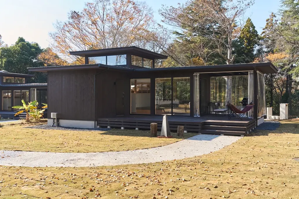 タイパ・コスパ抜群の卒業旅行を日本初“泊まれる植物園で！夜のライトアップとブランド苺を楽しめる学生応援プラン予約開始 画像 12