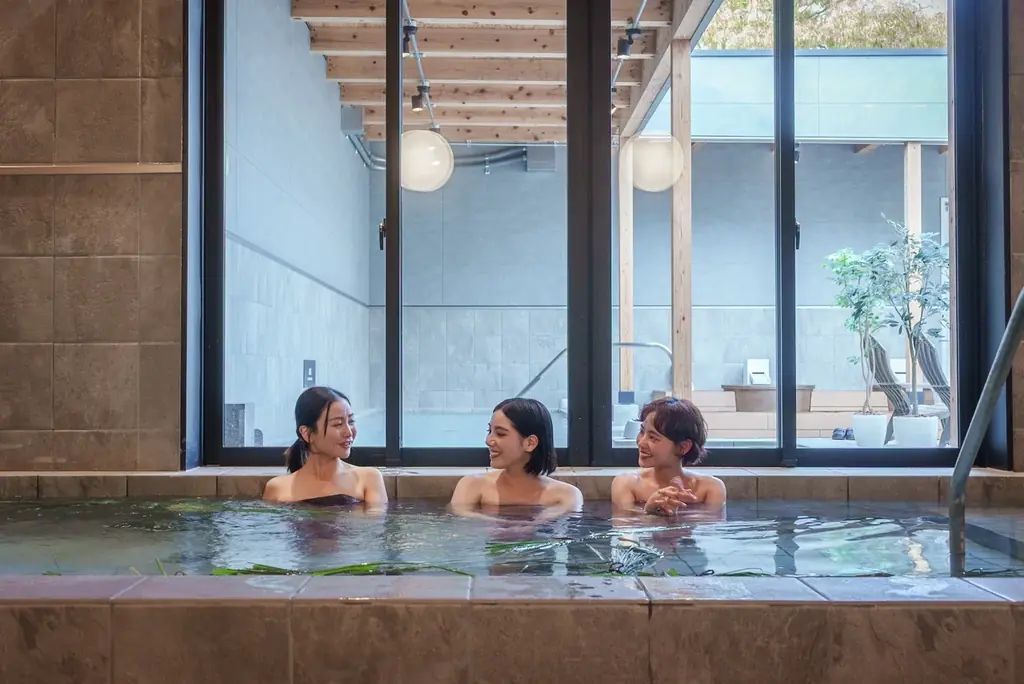 タイパ・コスパ抜群の卒業旅行を日本初“泊まれる植物園で！夜のライトアップとブランド苺を楽しめる学生応援プラン予約開始 画像 20