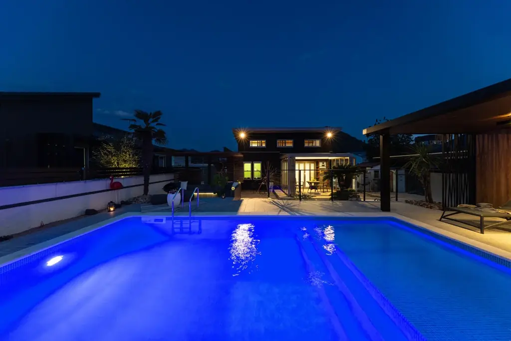 【日本のへそ・西脇市から発信】フランス製最新プール×自宅ゴルフ練習場が生む、究極の「煌めき」。老人・老犬のQOLを劇的に変える『リハビリ・リゾート』が誕生。 画像 7