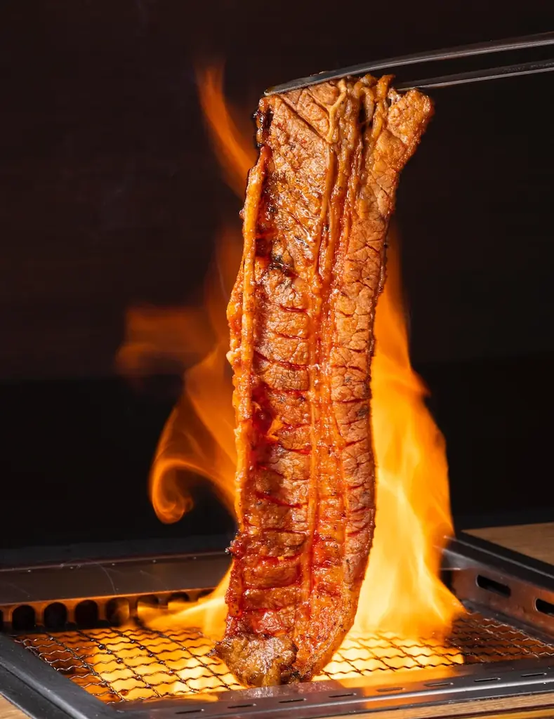 【焼肉ライク】神室町の“あのホルモン”を歌舞伎町で。2/3（火）より『龍が如く』シリーズ最新作とコラボ！新宿歌舞伎町店が期間限定で「神室町昭和通り店」に。さらに全店コラボメニューも登場！ 画像 3