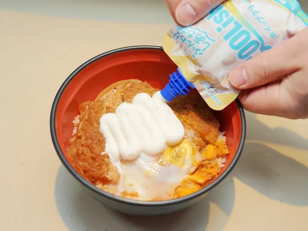 2/1限定発売　クーリッシュ×富士そばの温冷かつ丼