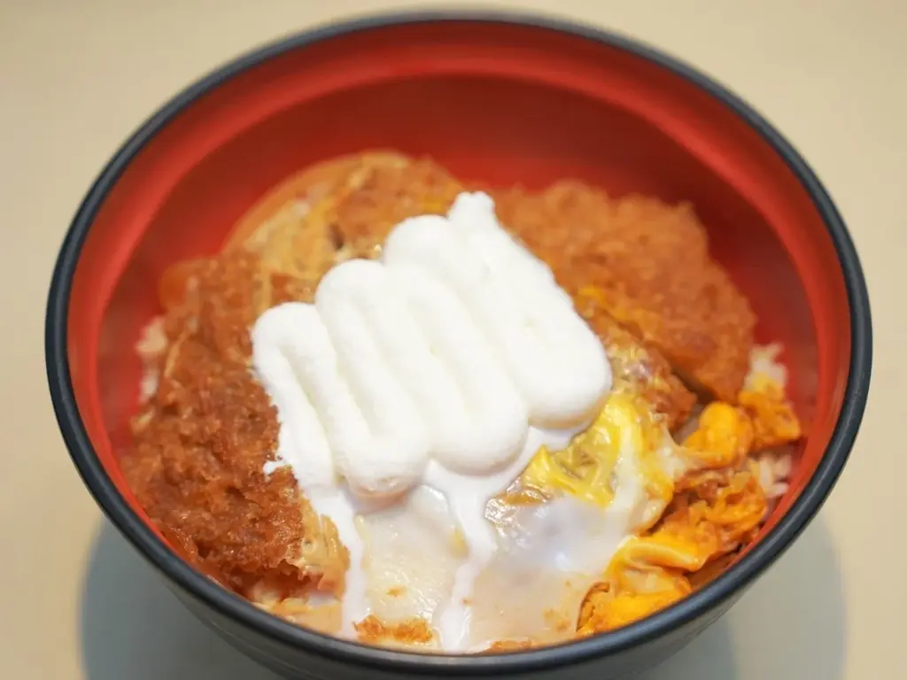 飲むアイス「クーリッシュ」と「名代富士そば」が夢のコラボ！まるで魔法の熱冷（あつひや）メニュー！？超COOLな「かつ丼」が誕生！『クーリッシュホイップかつ丼』 画像 4