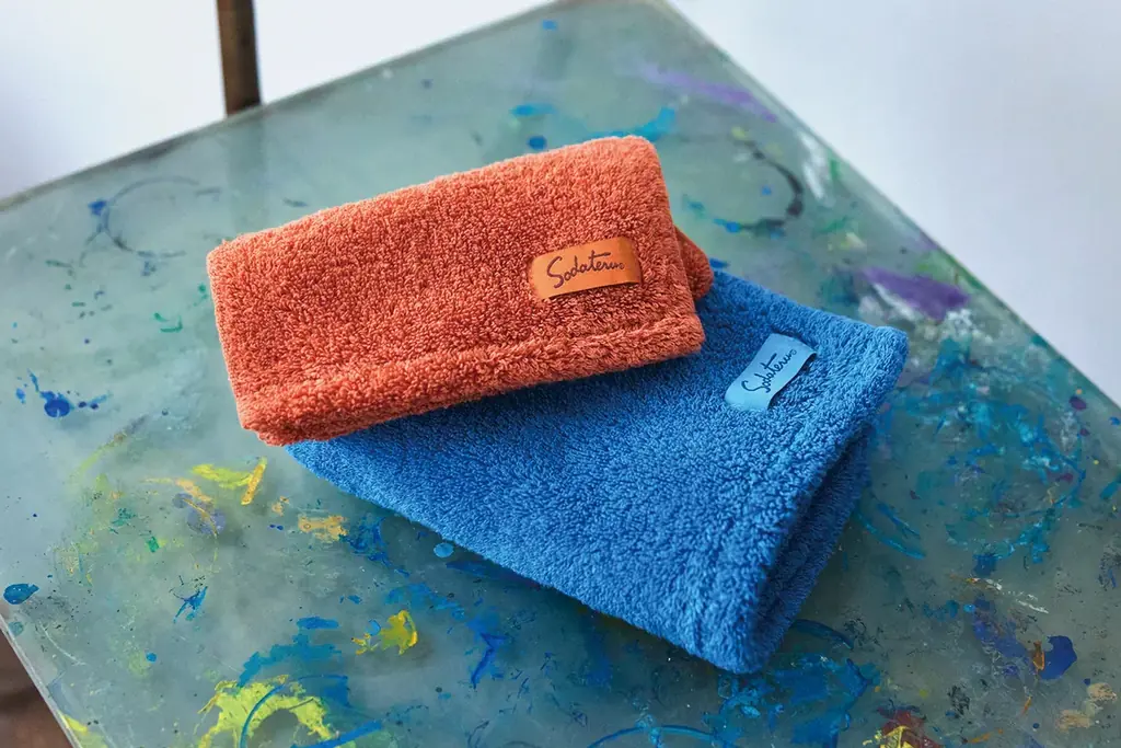 【育てるタオル】2026年限定カラー“ADVENTURE”登場。若手アーティストOno氏と描く、未来へ踏み出す2色「feel Two for you ADVENTURE」1月28日発売 画像 4