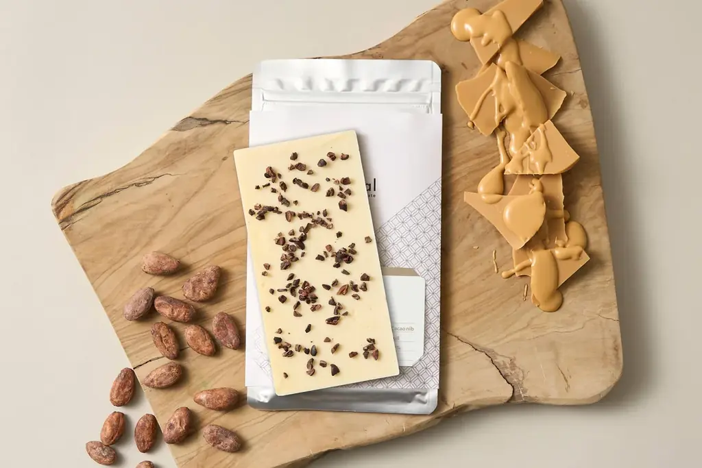 Minimalより、バタースコッチのような甘味のホワイトチョコレートが登場。ハイチ産カカオ豆から搾ったナチュラルカカオバターで、カカオの個性を楽しむ。 画像 1