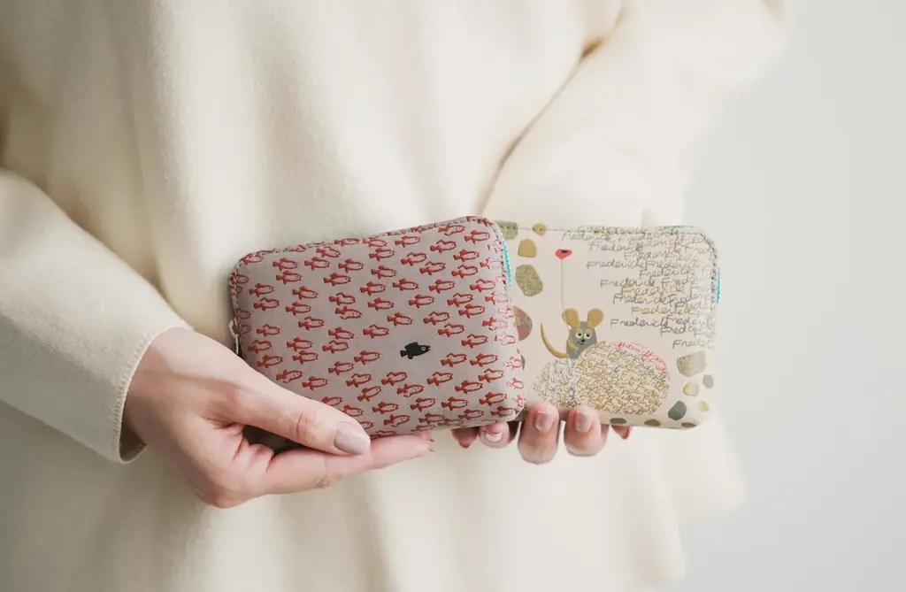 レオ・レオニ『フレデリック』×伝統工芸品「甲州印伝」創業1582年の印傳屋が描いた「絵本作品コレクション」第2弾。愛らしい後ろ姿もポイント！「財布」「ポーチ」「ペンケース」など全7種類。 画像 10