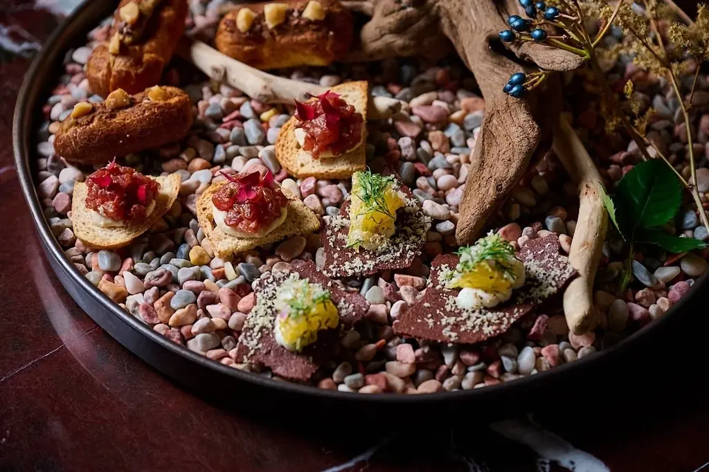 ハワイ発のフレンチビストロ『natuRe tokyo』で「苺×薪⽕」をテーマにした期間限定バレンタインコースの予約受付を開始 画像 2