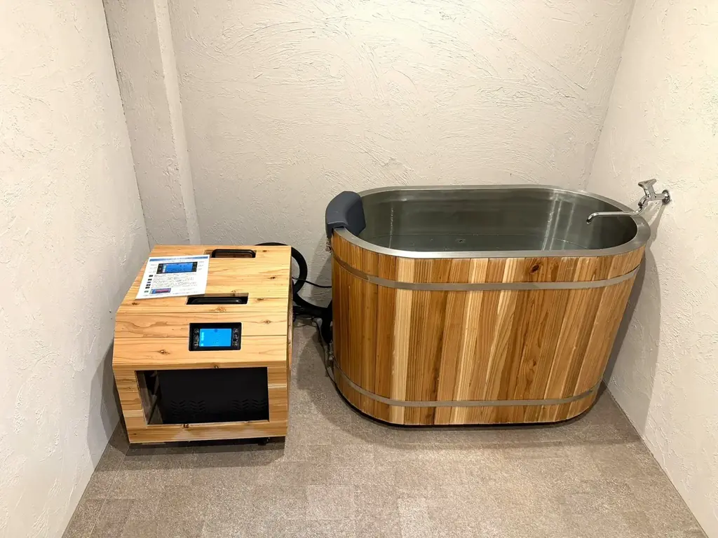 全国で導入が進む「kokolo sauna®」が、大阪市のサウナ付き民泊施設「KAJA HOUSE」にチラー水風呂「Hagoromo1s」を導入 画像 1