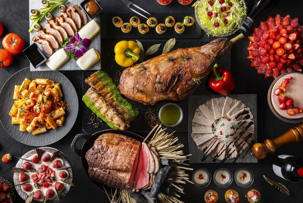 【ヒルトン東京お台場】ダイナミックな肉料理と可憐ないちごスイーツの饗宴 「ミート×ストロベリー ビュッフェ」開催 画像 1