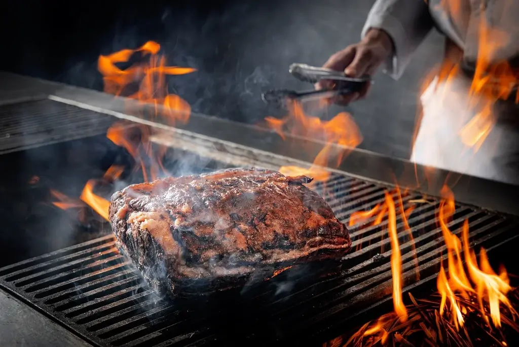 【ヒルトン東京お台場】ダイナミックな肉料理と可憐ないちごスイーツの饗宴 「ミート×ストロベリー ビュッフェ」開催 画像 2