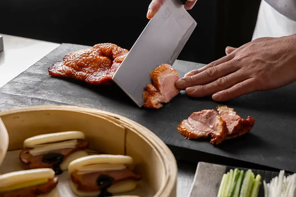 【ヒルトン東京お台場】ダイナミックな肉料理と可憐ないちごスイーツの饗宴 「ミート×ストロベリー ビュッフェ」開催 画像 3