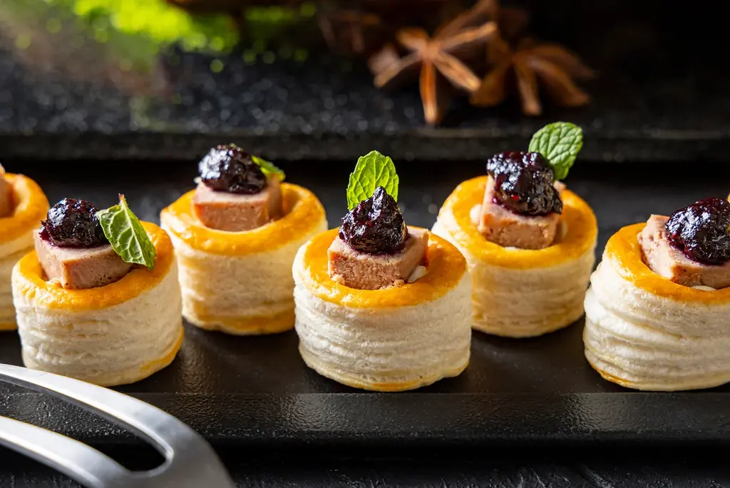 【ヒルトン東京お台場】ダイナミックな肉料理と可憐ないちごスイーツの饗宴 「ミート×ストロベリー ビュッフェ」開催 画像 8