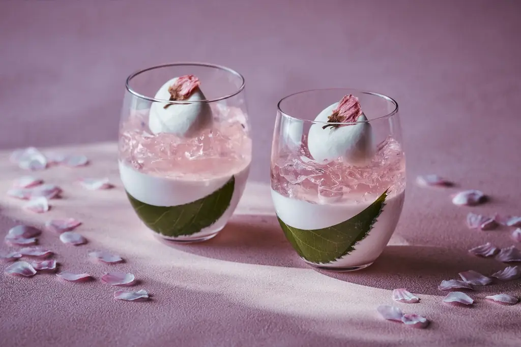 金箔がきらめく桜ティラミスや桜が上品に香るマカロンが新登場　約30cmのロングエクレアやワンランク上の食材を贅沢に使用するプレミアムケーキも「桜スイーツ&ブレッド セレクション」 画像 4