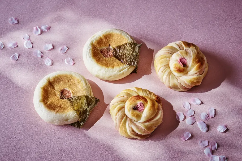 金箔がきらめく桜ティラミスや桜が上品に香るマカロンが新登場　約30cmのロングエクレアやワンランク上の食材を贅沢に使用するプレミアムケーキも「桜スイーツ&ブレッド セレクション」 画像 8