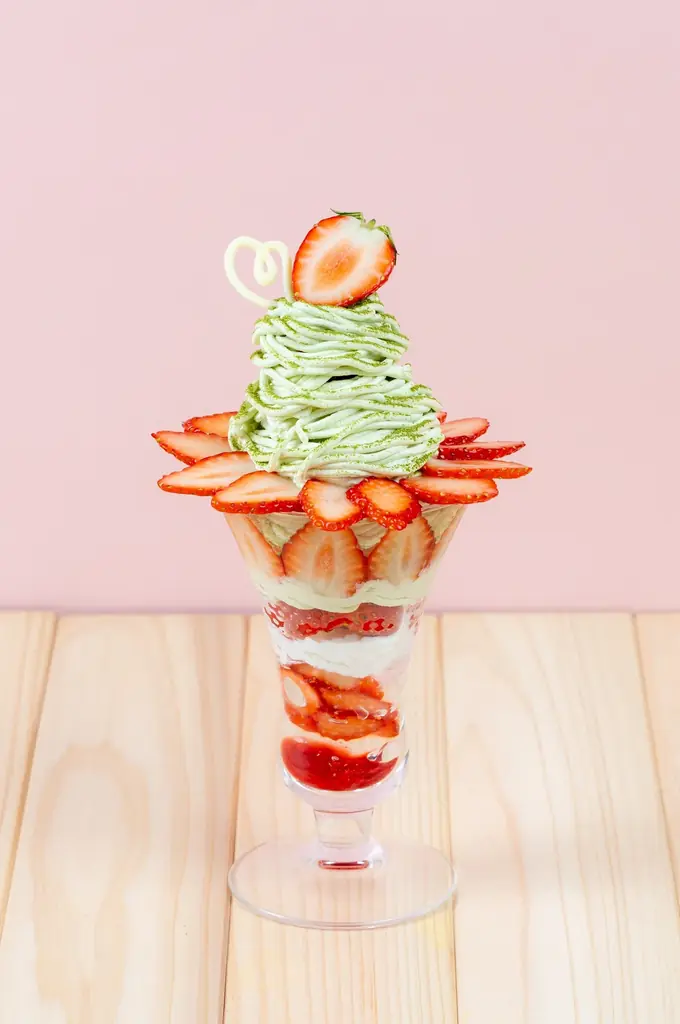 抹茶の奥深さと、いちごの華やかさを楽しむ季節限定パフェ　ほろ苦さと甘酸っぱさが調和する、フルーツピークスの春の訪れを感じる一品 画像 2