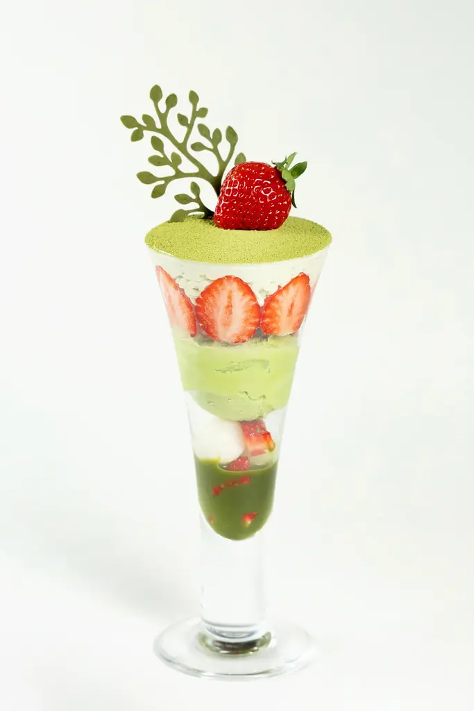 抹茶の奥深さと、いちごの華やかさを楽しむ季節限定パフェ　ほろ苦さと甘酸っぱさが調和する、フルーツピークスの春の訪れを感じる一品 画像 3
