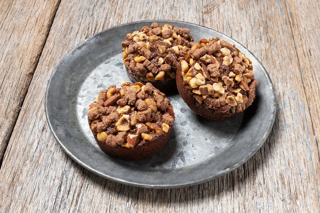 〈ノワ・ドゥ・ブール〉は銀座三越『銀座スイーツコレクション 2026』に出店し、限定商品の「焼きたてフィナンシェ（マカダミアショコラ）」や「ガトー・ショコラ（キャラメルナッツ）」を販売します。 画像 2