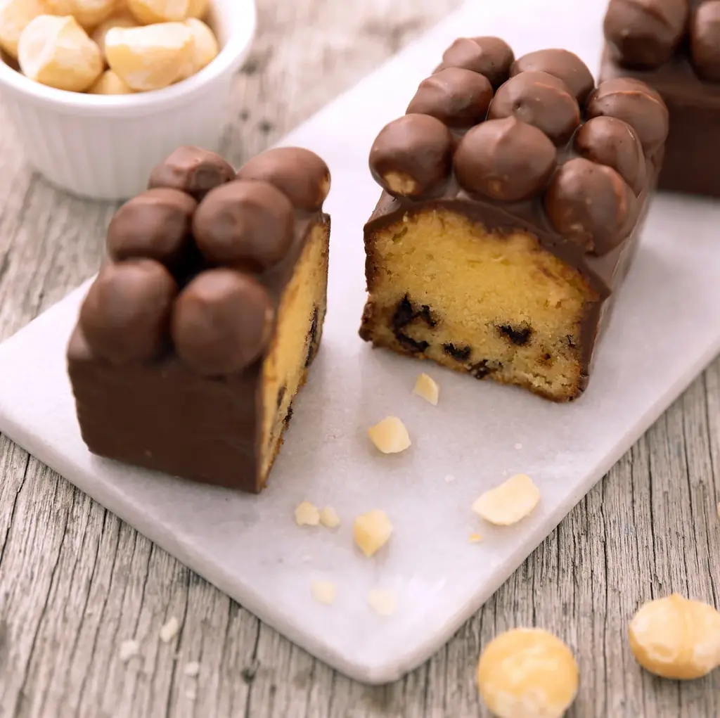 〈ノワ・ドゥ・ブール〉は銀座三越『銀座スイーツコレクション 2026』に出店し、限定商品の「焼きたてフィナンシェ（マカダミアショコラ）」や「ガトー・ショコラ（キャラメルナッツ）」を販売します。 画像 3