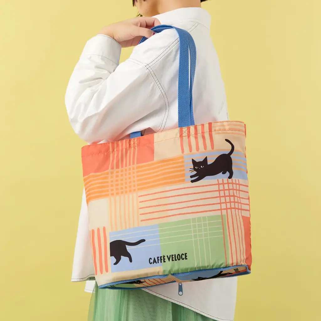 『カフェ・ベローチェ』2月22日“猫の日”記念 第1弾　黒ねこの爪とぎ跡がチェック柄に⁉ 1つのバッグで4通りの柄を楽しめる5種類の「黒ねこエコバッグ2026」を2月5日（木）より新発売！ 画像 4