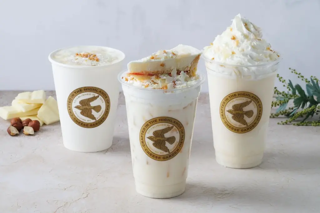 【チーズガーデン】心浮き立つ華やかなホワイトデーシーズン限定カフェドリンク　“ホワイトショコラ×ヘーゼルナッツ×チーズ”のハーモニー『Sweet White Fromage』 画像 1
