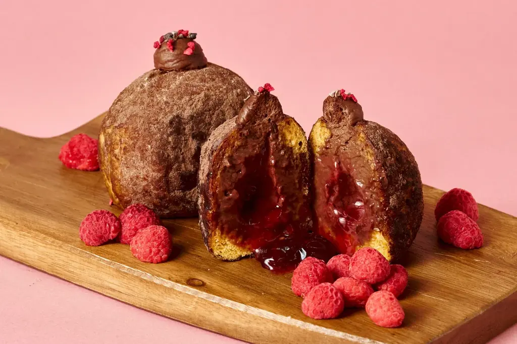 【UNI DONUTS】2月5日(木)発売！とろけるチョコと溢れるラズベリーが重なり合う、バレンタイン新作「ラズベリーショコラ」 画像 3