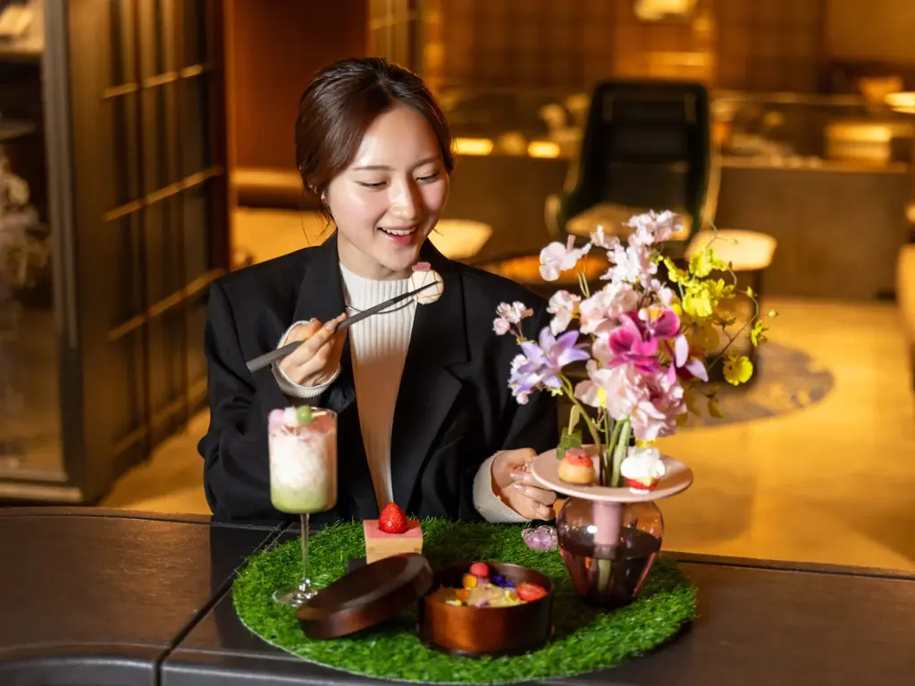 「THE LIVELY 福岡博多」の非日常空間で“わたし時間”を満喫！全12種のスイーツをひとり占めする花見アフタヌーンティーなど、春季限定カフェバーメニューが3月3日（火）より登場 画像 1