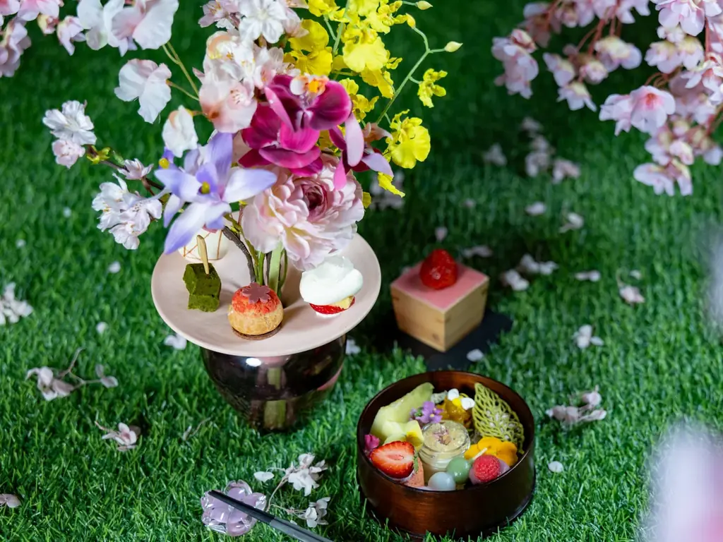 「THE LIVELY 福岡博多」の非日常空間で“わたし時間”を満喫！全12種のスイーツをひとり占めする花見アフタヌーンティーなど、春季限定カフェバーメニューが3月3日（火）より登場 画像 2