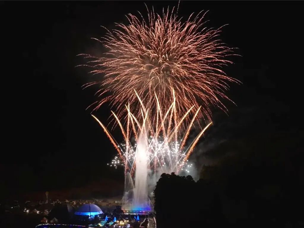 夜空を彩る、冬のファンタジー。御殿場高原 時之栖で噴水レーザーショー×花火のスペシャルコラボレーションショーを開催！ 画像 3