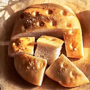 一次発酵はひと晩、冷蔵庫でほったらかし。成形しているうちに、二次発酵できちゃう大雑把なパン。「夜まぜて朝ふっくらつくりおき米粉のおおざっパン」1月30日発売 画像 2