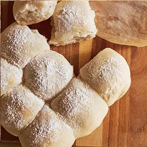 一次発酵はひと晩、冷蔵庫でほったらかし。成形しているうちに、二次発酵できちゃう大雑把なパン。「夜まぜて朝ふっくらつくりおき米粉のおおざっパン」1月30日発売 画像 3