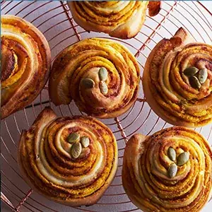 一次発酵はひと晩、冷蔵庫でほったらかし。成形しているうちに、二次発酵できちゃう大雑把なパン。「夜まぜて朝ふっくらつくりおき米粉のおおざっパン」1月30日発売 画像 4