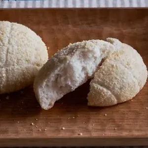 一次発酵はひと晩、冷蔵庫でほったらかし。成形しているうちに、二次発酵できちゃう大雑把なパン。「夜まぜて朝ふっくらつくりおき米粉のおおざっパン」1月30日発売 画像 5