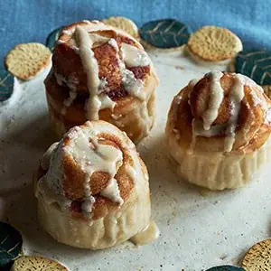 一次発酵はひと晩、冷蔵庫でほったらかし。成形しているうちに、二次発酵できちゃう大雑把なパン。「夜まぜて朝ふっくらつくりおき米粉のおおざっパン」1月30日発売 画像 6